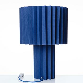 FOLKFORM, "L árt Plisse no 7", bordslampa, Studio Folkform 2022.