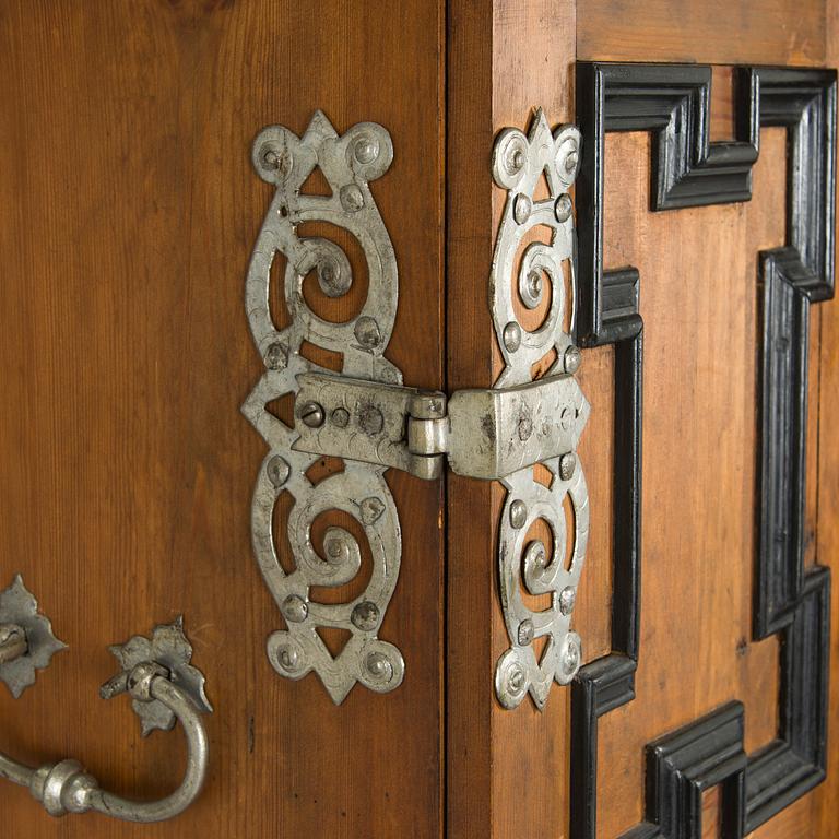 Kaappi/kabinettikaappi, barokkityyli, 1800/1900-luku.