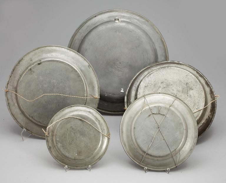 FAT, 5 st, tenn, bl a 1700/1800-tal, otydliga stämplar.