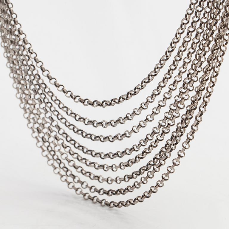 Kaulakoru "Paratiisi", sterlinghopeaa. Kalevala Koru, Helsinki 1999.