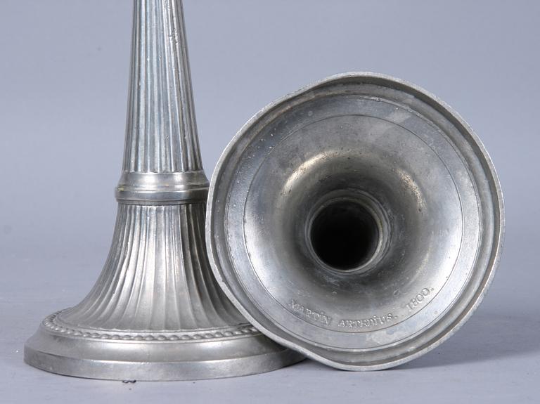 LJUSSTAKAR, ett par, tenn, märkta "Martin Artedius 1800".