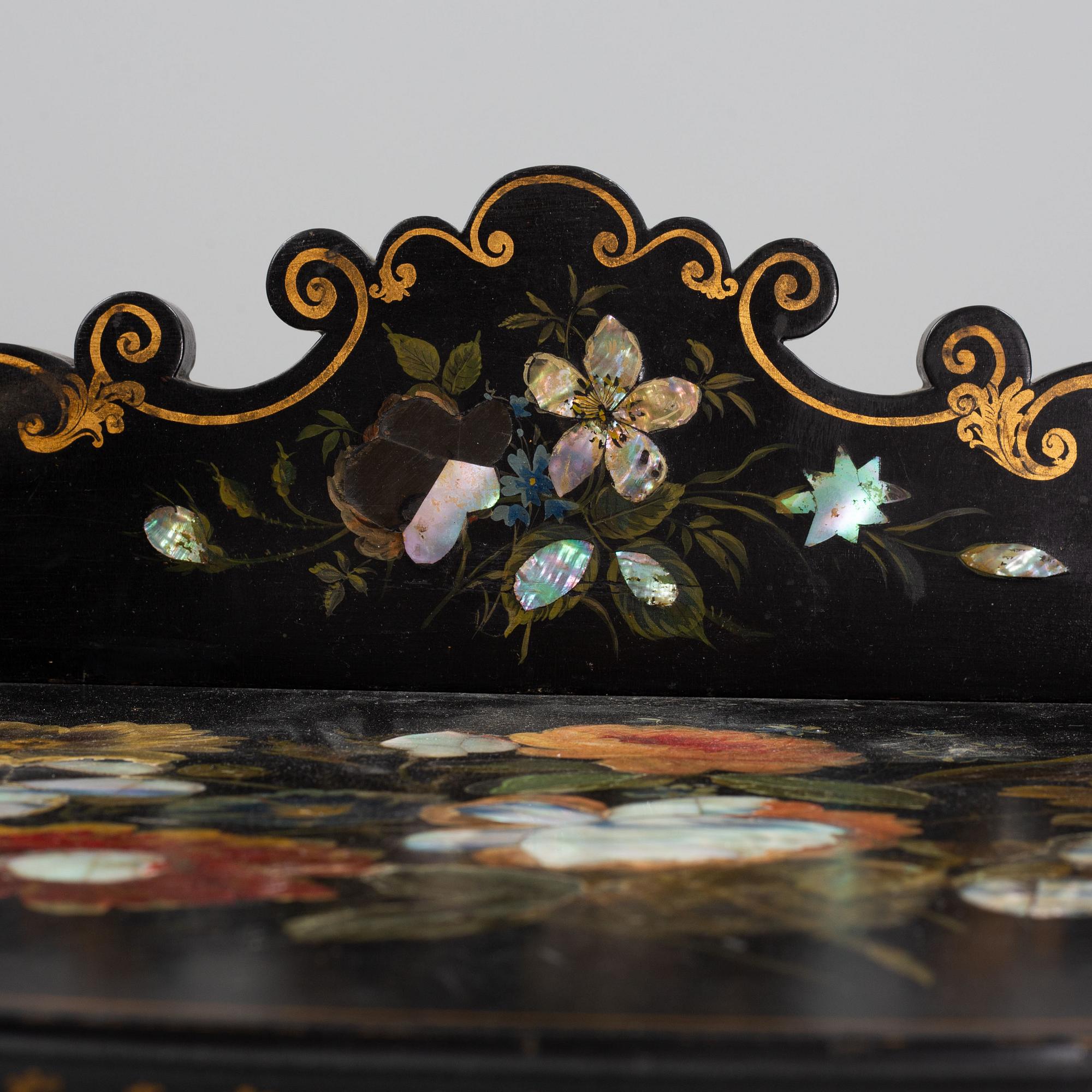 A late 19th century Atenienn or Etagere.
