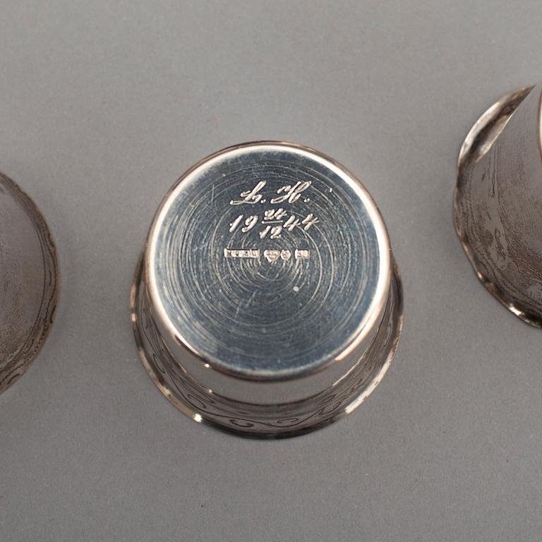 JARDINJÄR samt BÄGARE, 8 st, silver Bl a. CG Hallberg Stockholm 1946. Total vikt 542 gr.