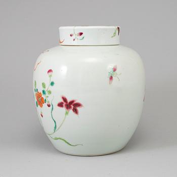 A famille rose jar with cover, Qing dynasty, late 19th/early 20th century.