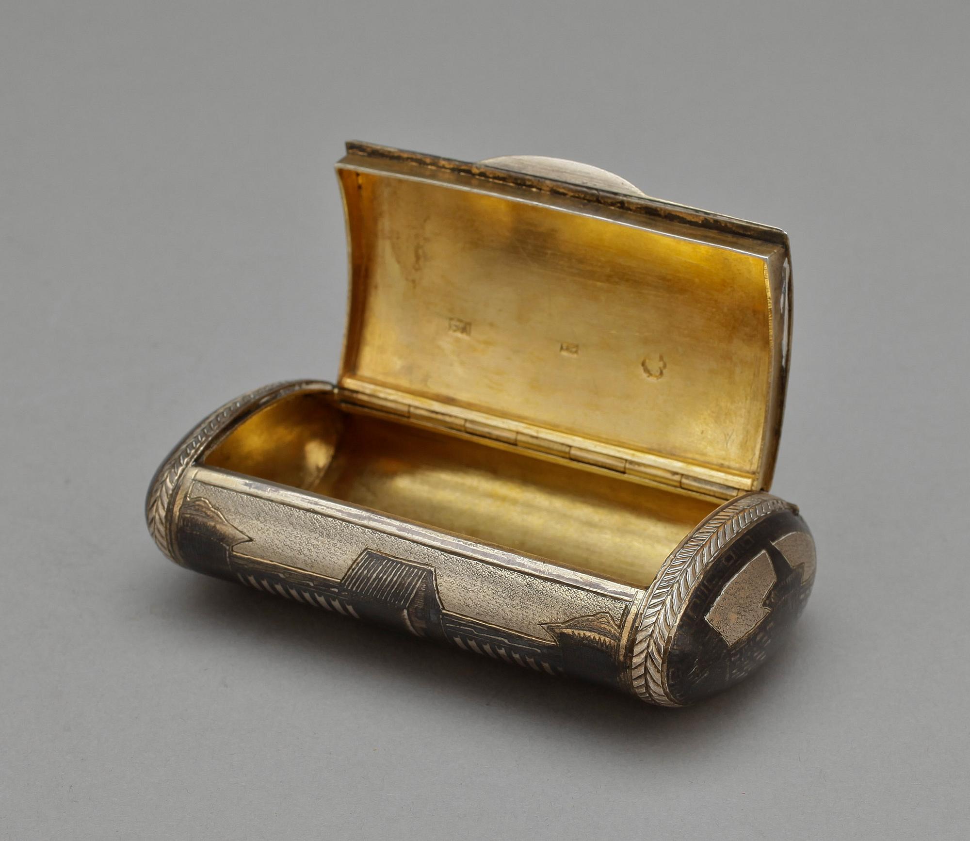 SNUSDOSA, silver, otydl stadsstämpel, sannolikt Moskva, 1827. Vikt ca 110 gram.