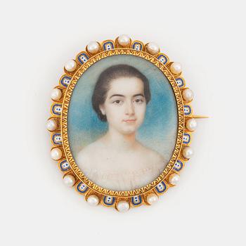 524. A portrait miniature/brooch in 18K gold and enamel with a pearl frame.