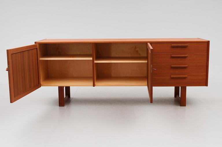 SIDEBOARD, "Domi Monté", Nils Jonsson, Troeds, Bjärnum, 1900-talets andra hälft.