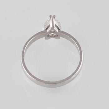 RING, 18K vitguld med droppslipad diamant 1.03 ct. Vikt 3,6 gram.