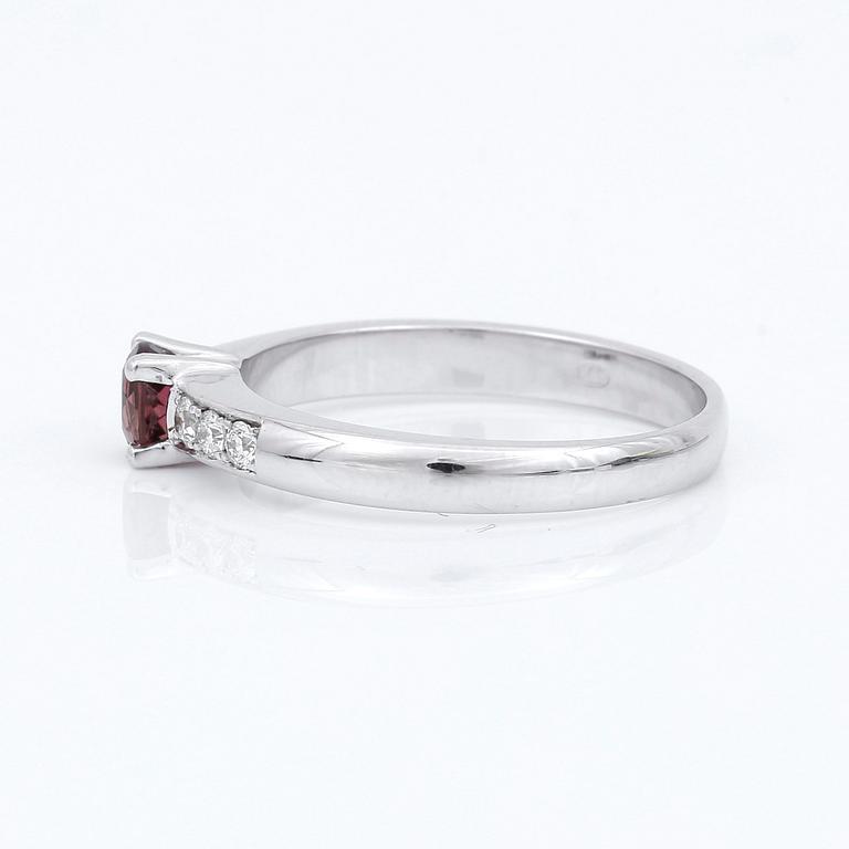 RING, 14K vitguld med turmalin 0,32 ct och briljantslipade diamanter tot ca  0,14 ct. Vikt 2,72 gram.