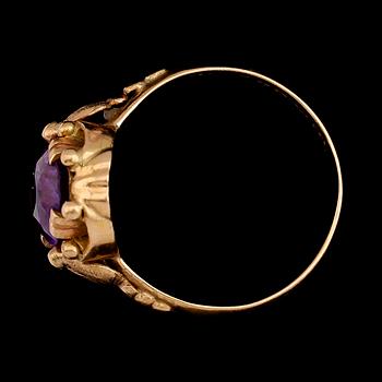 RING, 18 k guld, 1942, röd sten. Vikt 5,5 g.