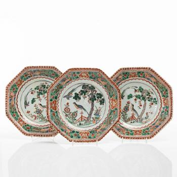 A set of two famille verte 'pie-crust' dishes, Qing dynasty, Kangxi (1662-1722).