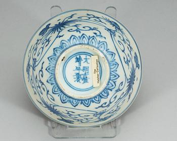 A blue and white bowl, mid 17th Century.