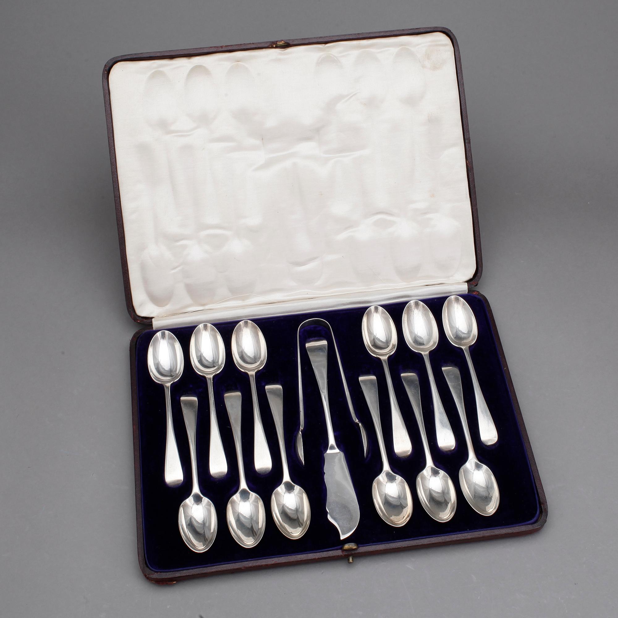 TESKEDAR SAMT SOCKERTÅNG OCH KNIV I SCHATULL, silver, London 1902-03. Tot ca 393 gram.
