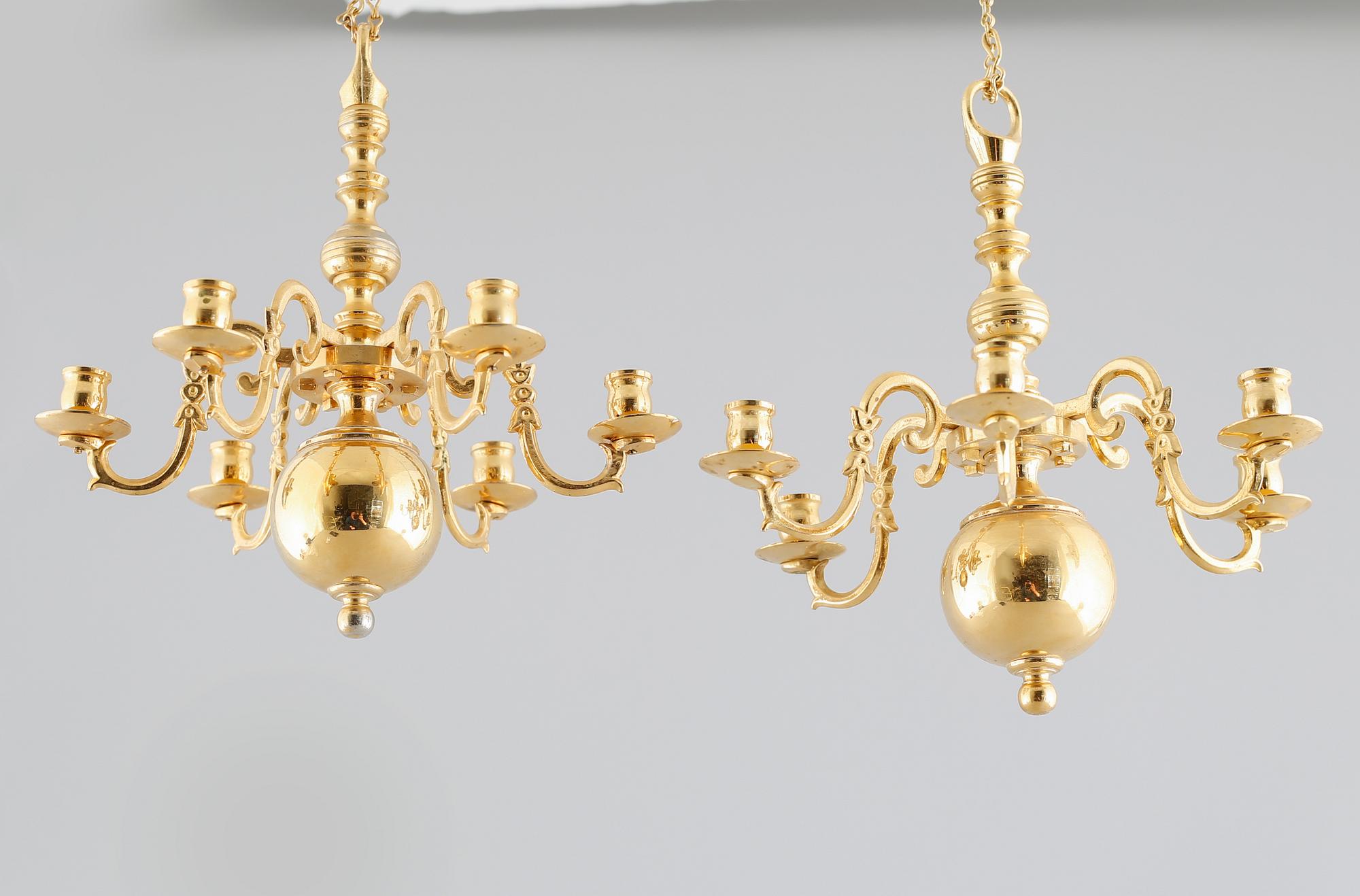 A pair of small baroque style chandeliers, late 20th century, hight 21 cm.