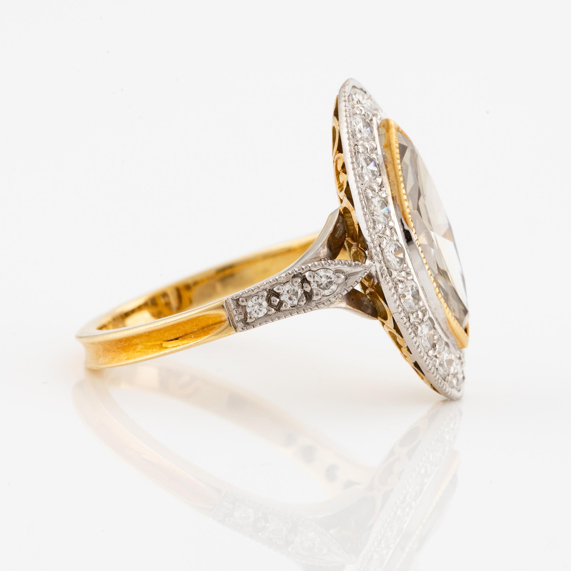 Ring in 18K gold set with a marquise-cut brown diamond and brilliant-cut diamonds.