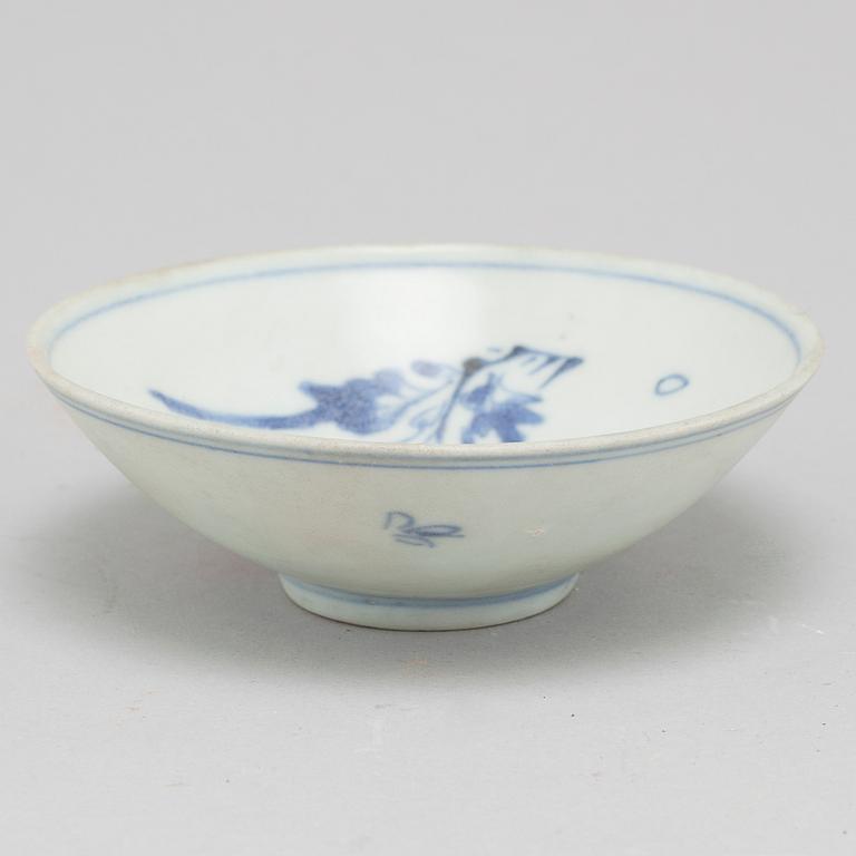 A blue and white bowl, Transition, 17th century.