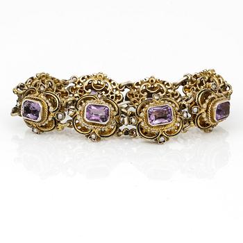 ARMBAND, HÄNGE samt ÖRHÄNGEN, ett par, förgyllt 830 silver med fasettslipade ametister och sötvattenpärlor. Vikt ca 46g.