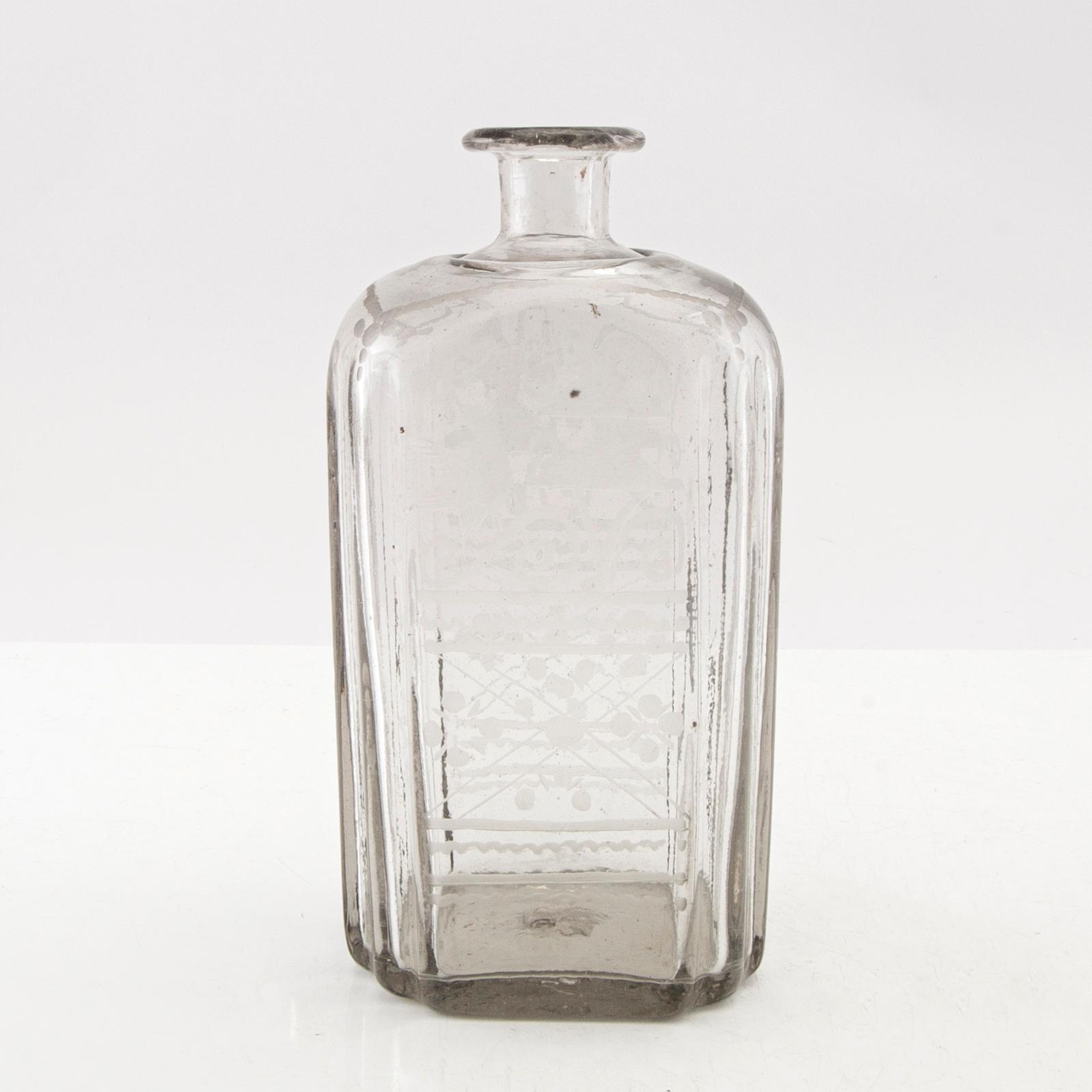 Flaska, glas. Troligen Skånska glasbruket, 1700-tal.