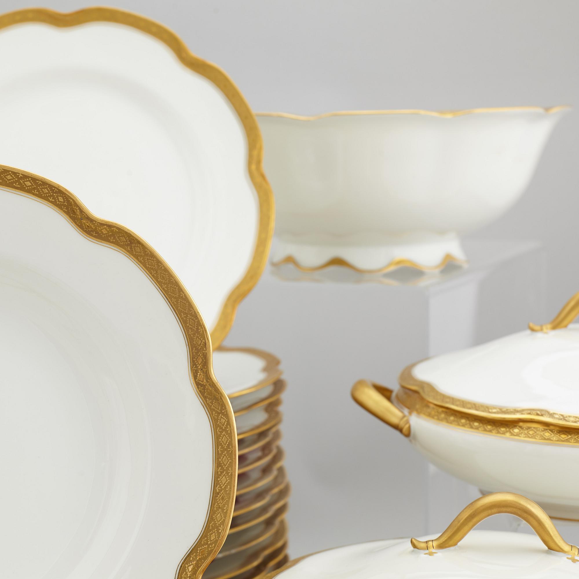 A 185 pcs porcelain dinner service from Frank Haviland, Limoges.