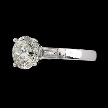 RING, 18 k vitguld, briljantslipad diamant ca 2.40 ct, samt 2 baguetteslipade diamanter tot ca 0.20 ct.