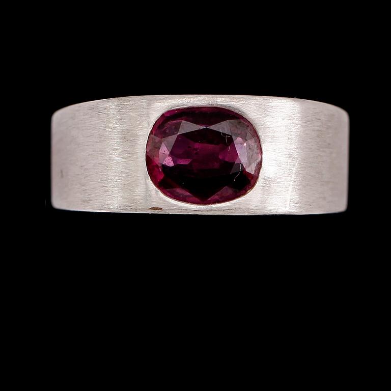 RING, 18 k vitguld, rubin. Total vikt ca 20 g.