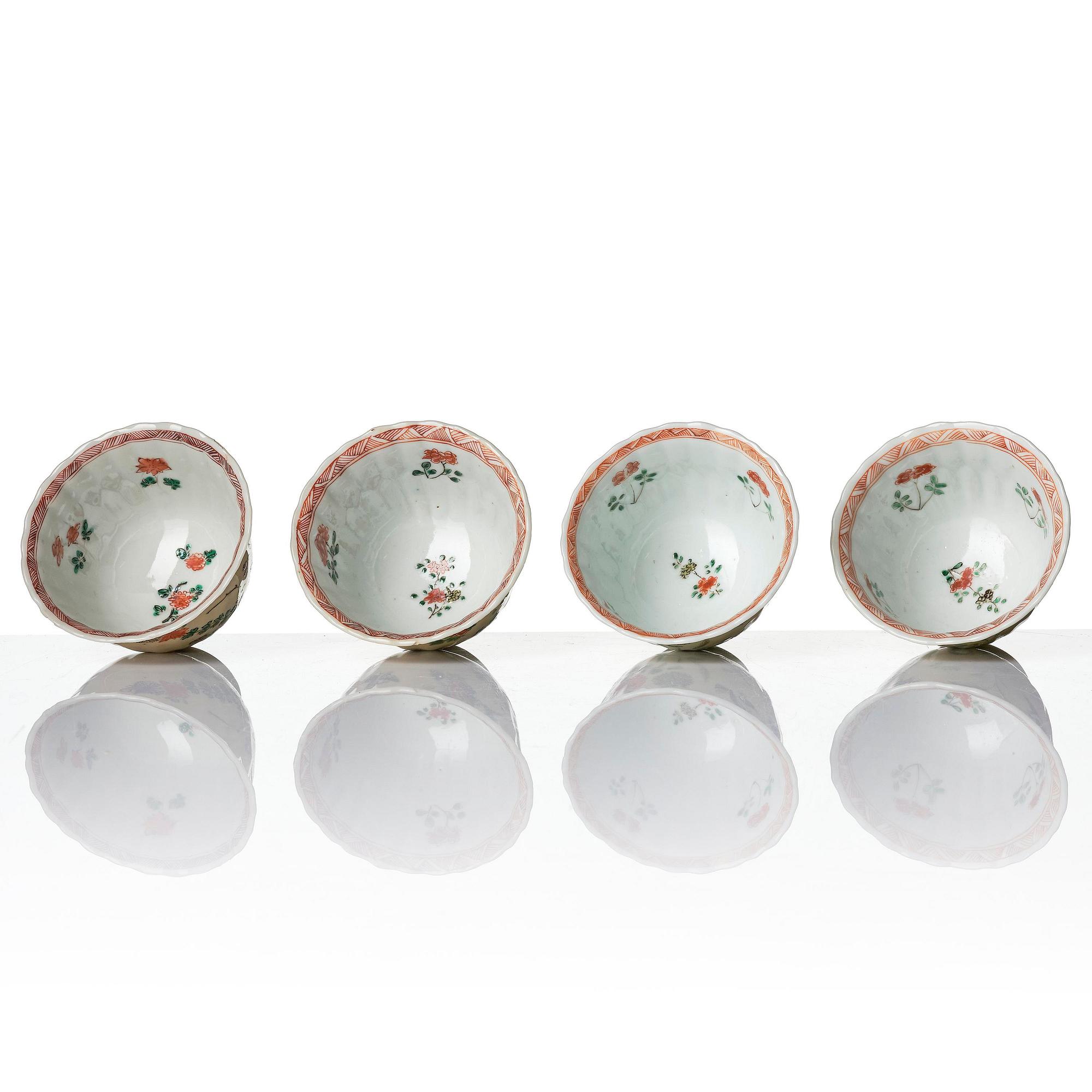 Koppar med fat, fyra stycken, porslin. Qingdynastin, Kangxi (1662-1722).