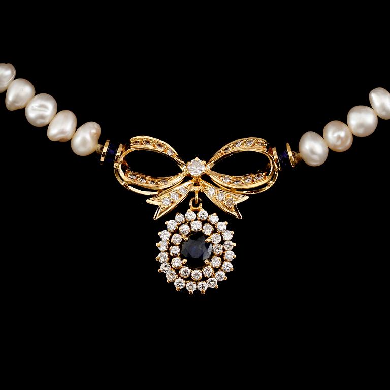 COLLIER, 18 k guld, odlade pärlor, safirer tot 1.25 ct, briljantslipade diamanter tot 1.73 ct.