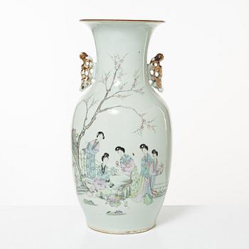A porcelain vase, China, republic, 20th century.