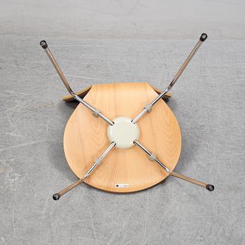 Arne Jacobsen, stolar, 4 st,
”Sjuan” för Fritz Hansen, Danmark, 1990.