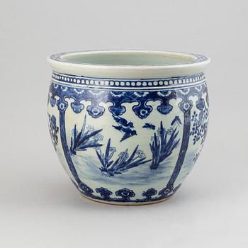 A large blue and white flower pot, Qing dynasty, 19th Century.