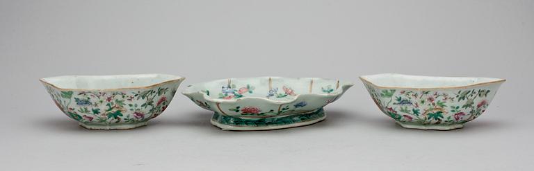 KABARÉDELAR, 2 st samt FAT, porslin, Kina, 1800-/1900-tal.