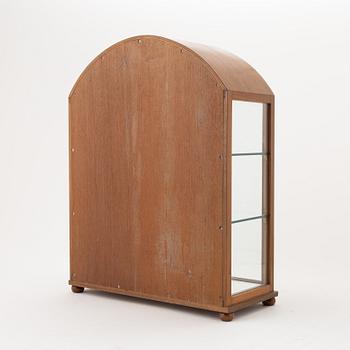 Josef Frank, a modell 2070 mahogany table display cabinet from Firma Svenskt Tenn, produced prior to 1985.