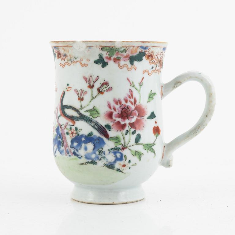 A Chinese famille rose porcelain mug, Qing dynasty, Qianlong (1736-95).