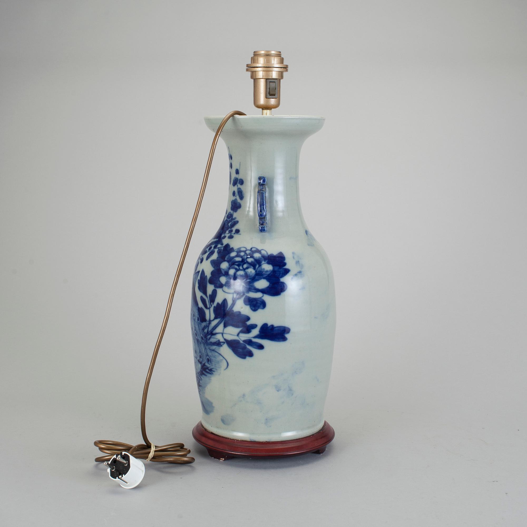 BORDSLAMPA. Porslin, Kina 1800-talets slut.