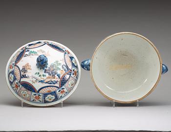 A large imari-verte tureen with cover, Qing dynasty, Qianlong (1736-95).