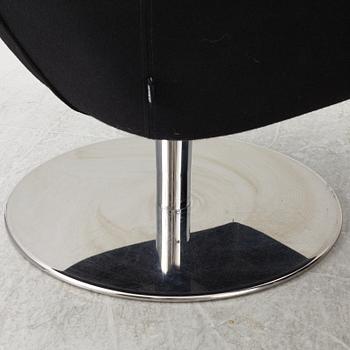 Roger Persson, fåtöljer ett par, "Happy Swing", Swedese. 2000-tal.