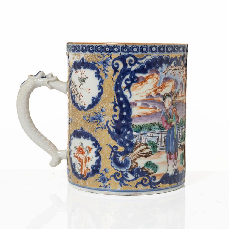 Mugg samt två muggar med lock, porslin, Kina, Qingdynastin, 1700-1800-tal.