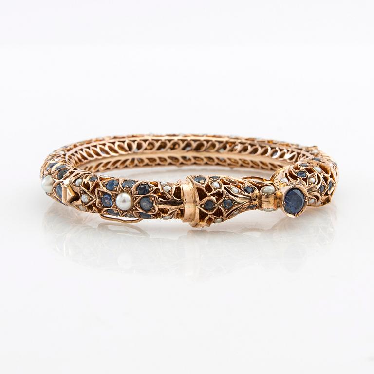 Bracelet of 14K rose gold with faceted sapphires and cultured pearls, India 1960s.