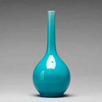 A turquoise glazed vase, Qing dynasty (1644-1912).