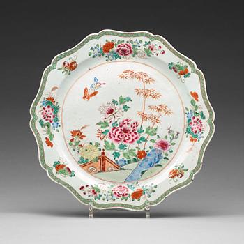 641. A famille rose serving dish, Qing dynastin, Qianlong (1736-95).