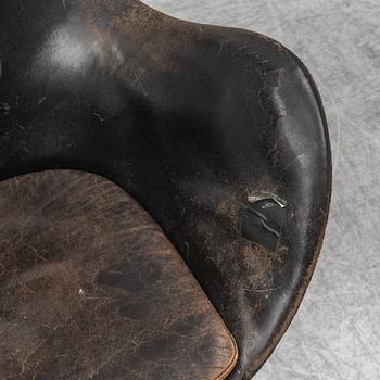 ARNE JACOBSEN, an 'Egg' leather covered easy chair and ottoman, Fritz Hansen, Denmark.