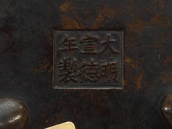 TRIPOD, brons. Qing dynastin (1644-1912), med Xuande sex karaktärers märke.