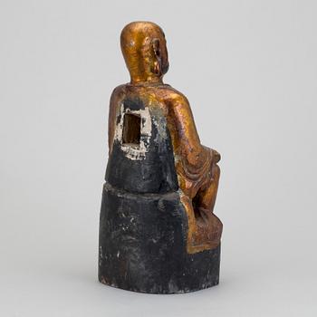 STATYETT, lackerat trä, Kina 1800-tal.