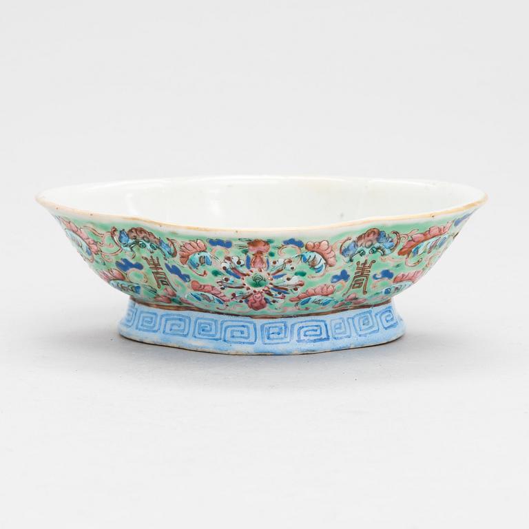 A Chinese porselain pedestal dish, Qing Dynasty, second half of the 19th century.