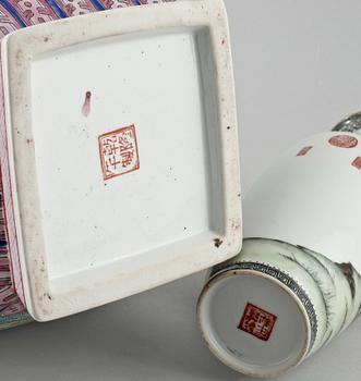 VASER, 2 st, porslin, Kina, 1900/2000-tal.