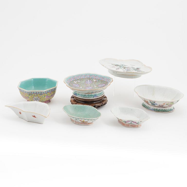 A group of seven Chinese dishes, late Qing dynasty/early 20th Century.