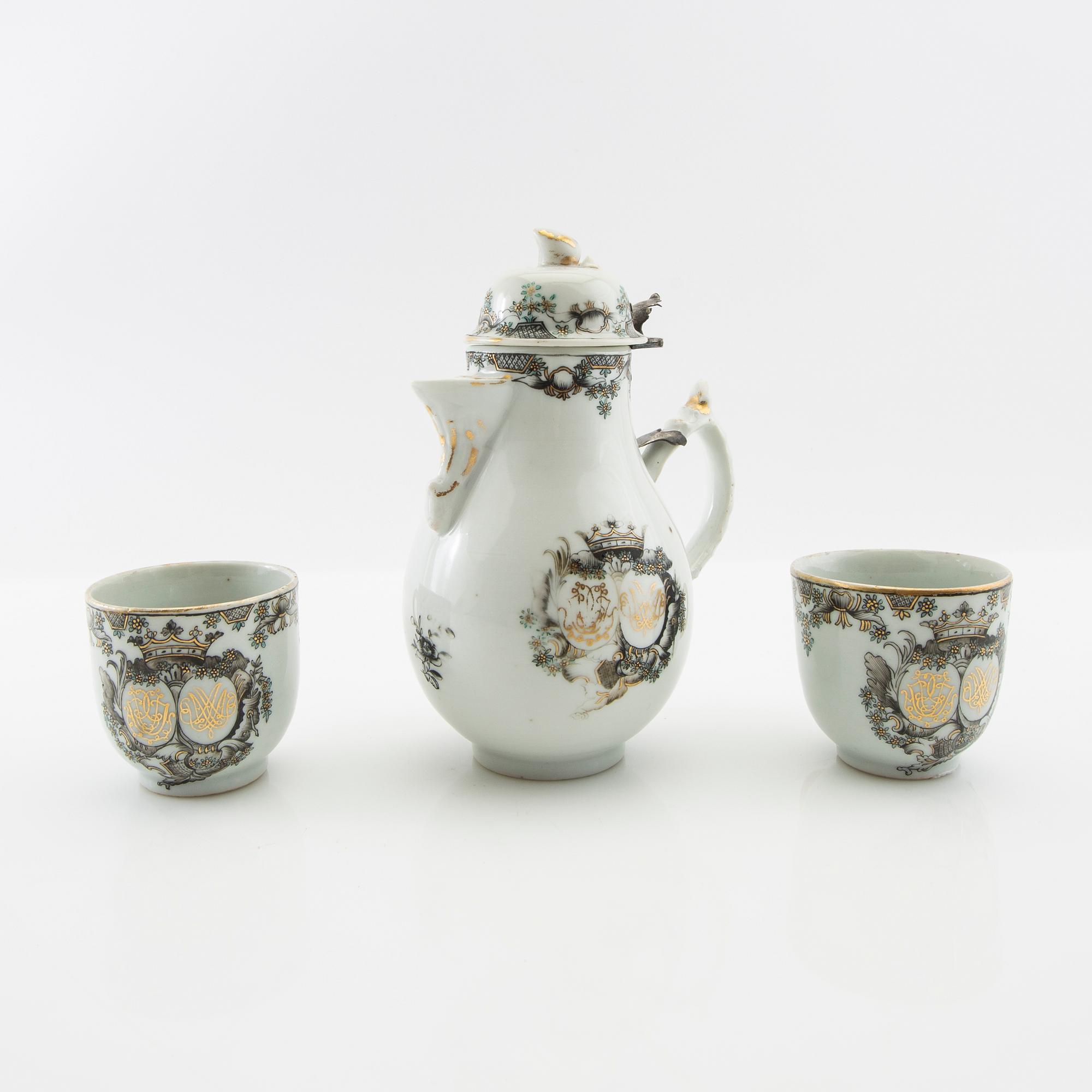 Jug with lid and cups 2 pcs China Yongzheng (1723-35) porcelain.