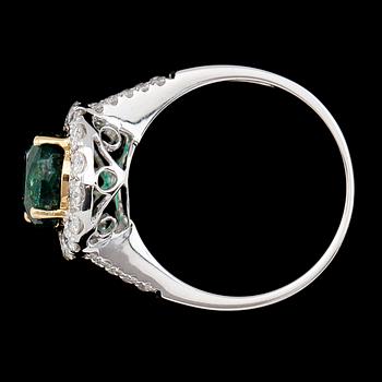 RING, 18K guld/vitguld, smaragd ca 2.36 ct. samt diamanter tot ca 0.62 ct.