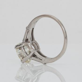 RING med briljantslipad diamant ca 3.00 ct, flankerad av två trapetsslipade diamanter, totalt ca 0.30 ct.