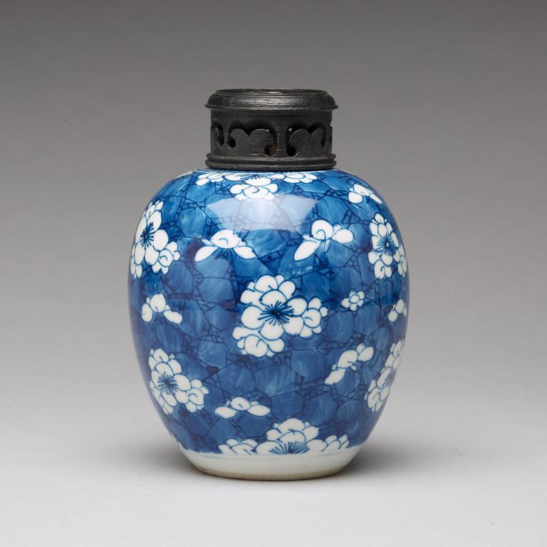 A blue and white jar, Qing dynasty, Kangxi (1662-1722).